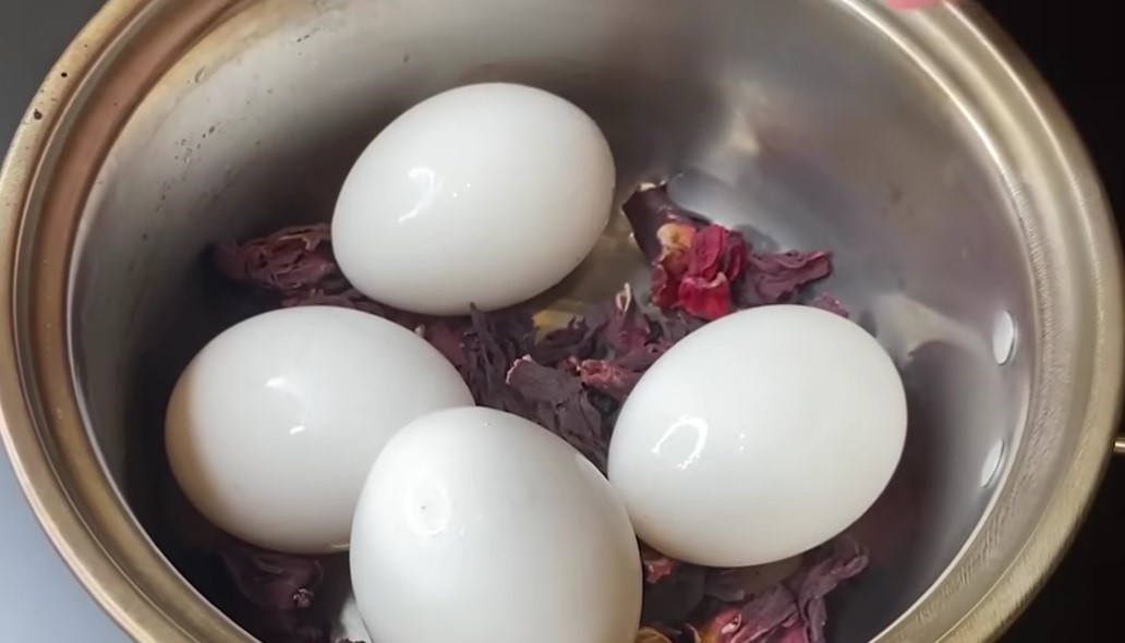 яйца с хибискус