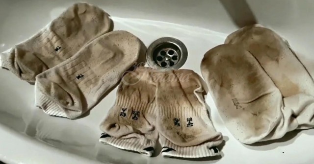 мръсни бели чорапи