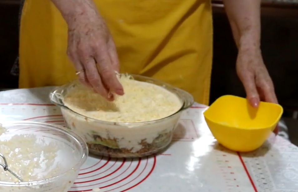 кашкавал върху мусаката