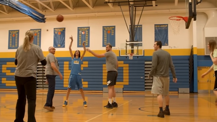 семейство играе баскетбол