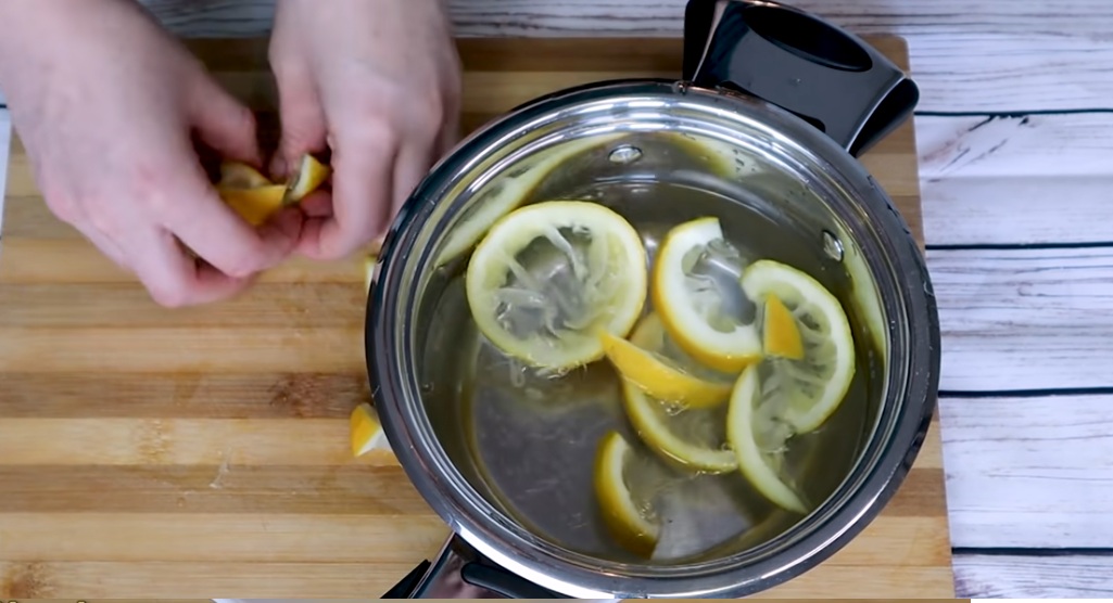 лимон в тенджера