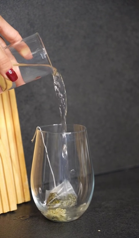 вода върху чая