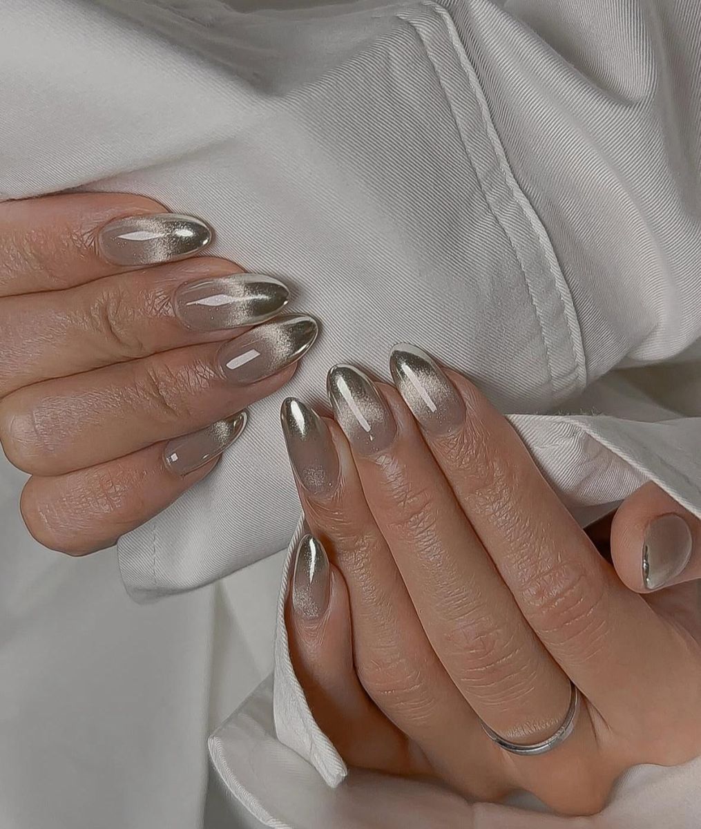 огледален сив маникюр