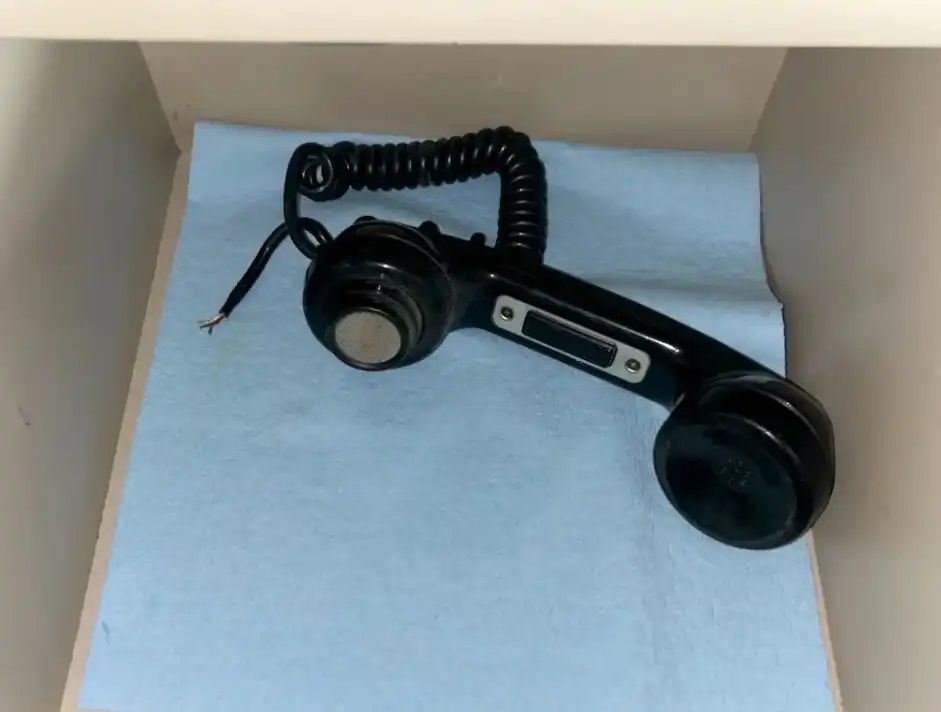 откъсната слушалка