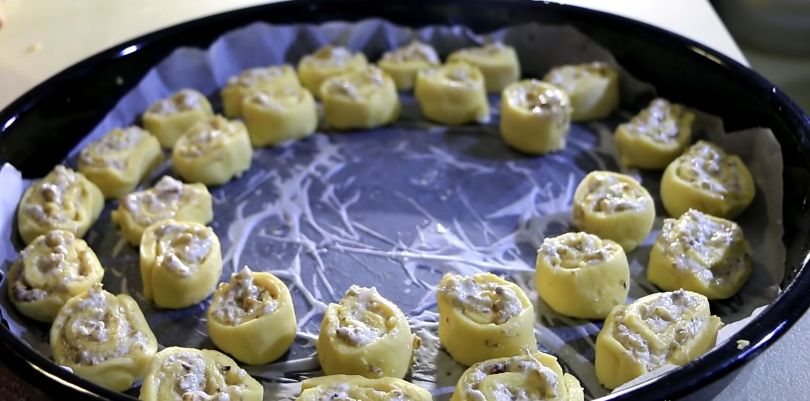 орехови рулца в тава