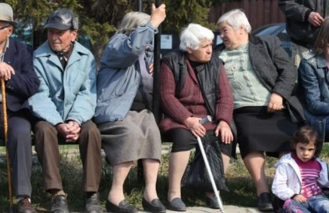 пенсионери на пейка