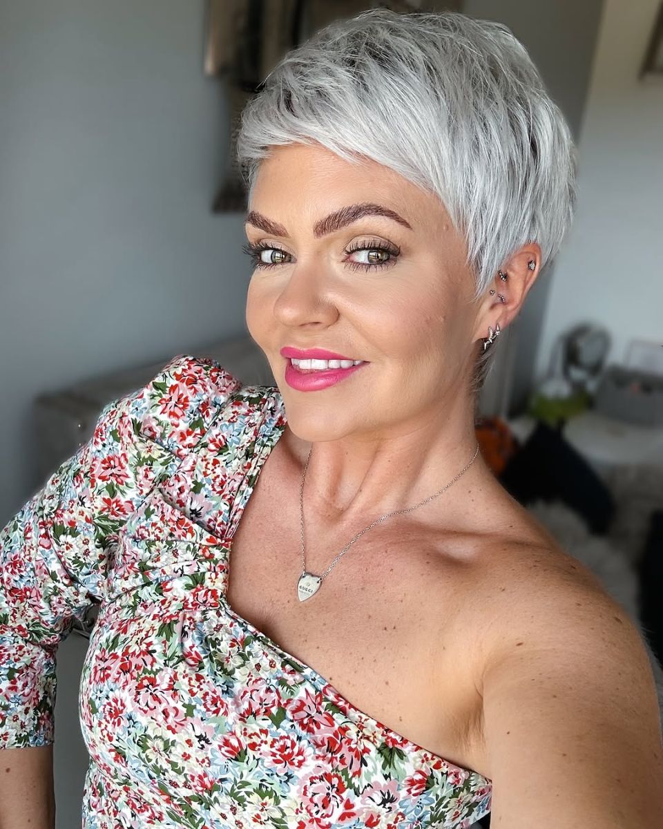 пикси на гъста сива коса