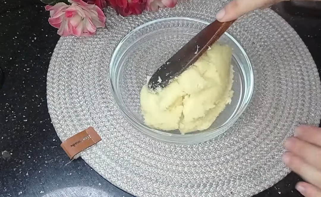 охладено тесто с грис