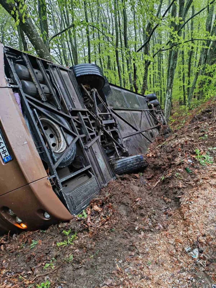 преобърнат автобус