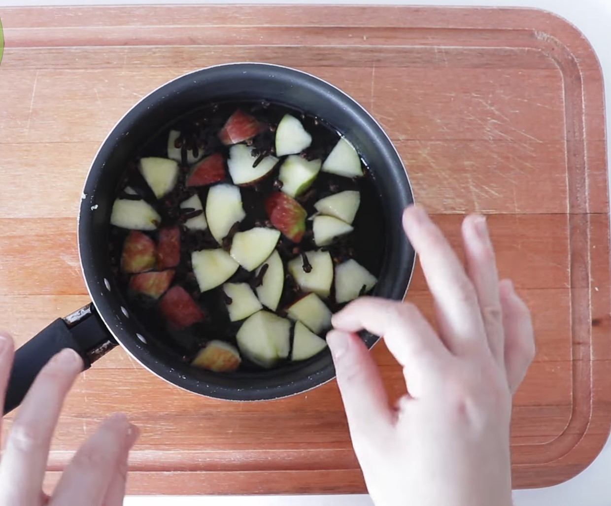 ябълка с карамфил