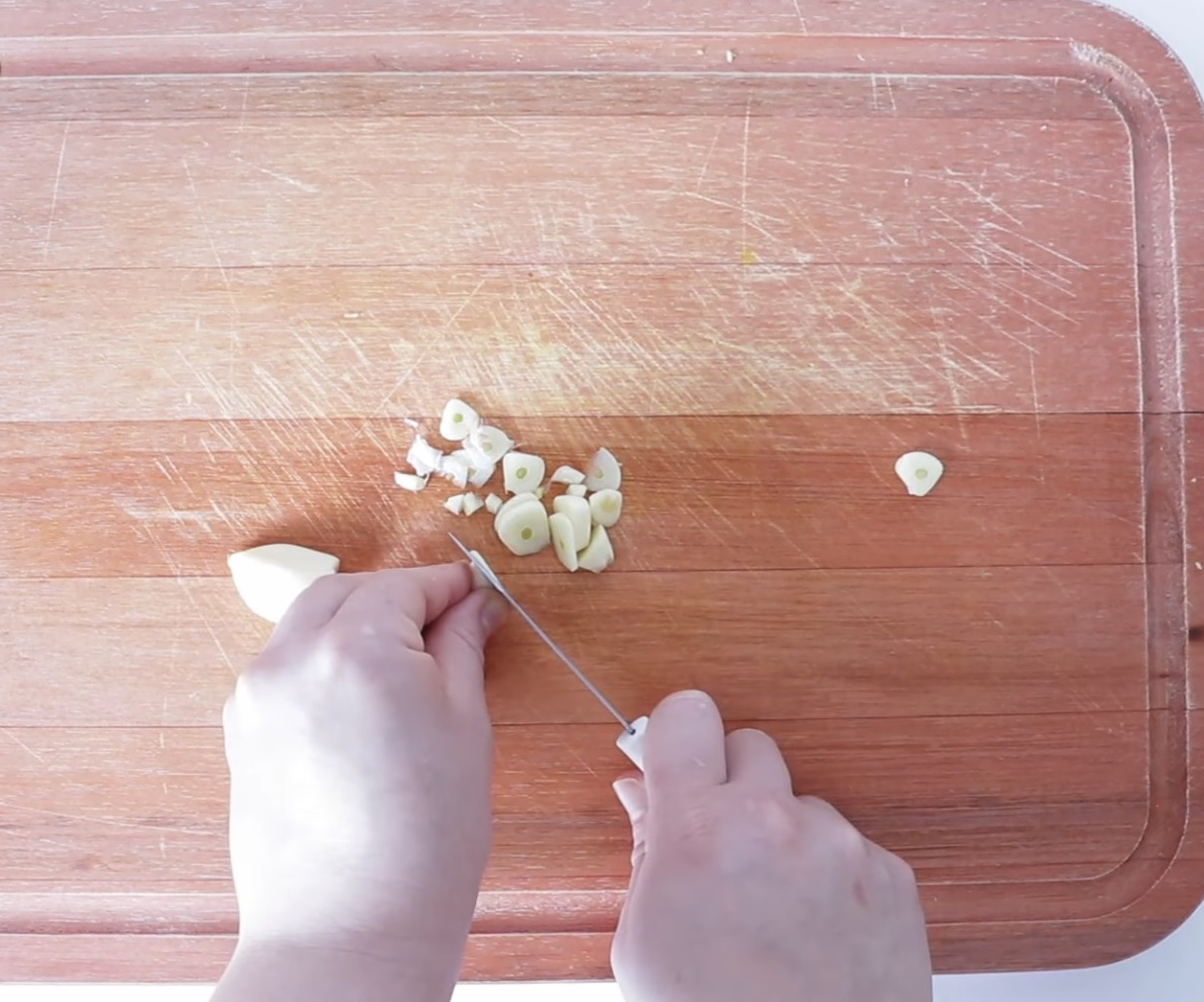 нарязан чесън