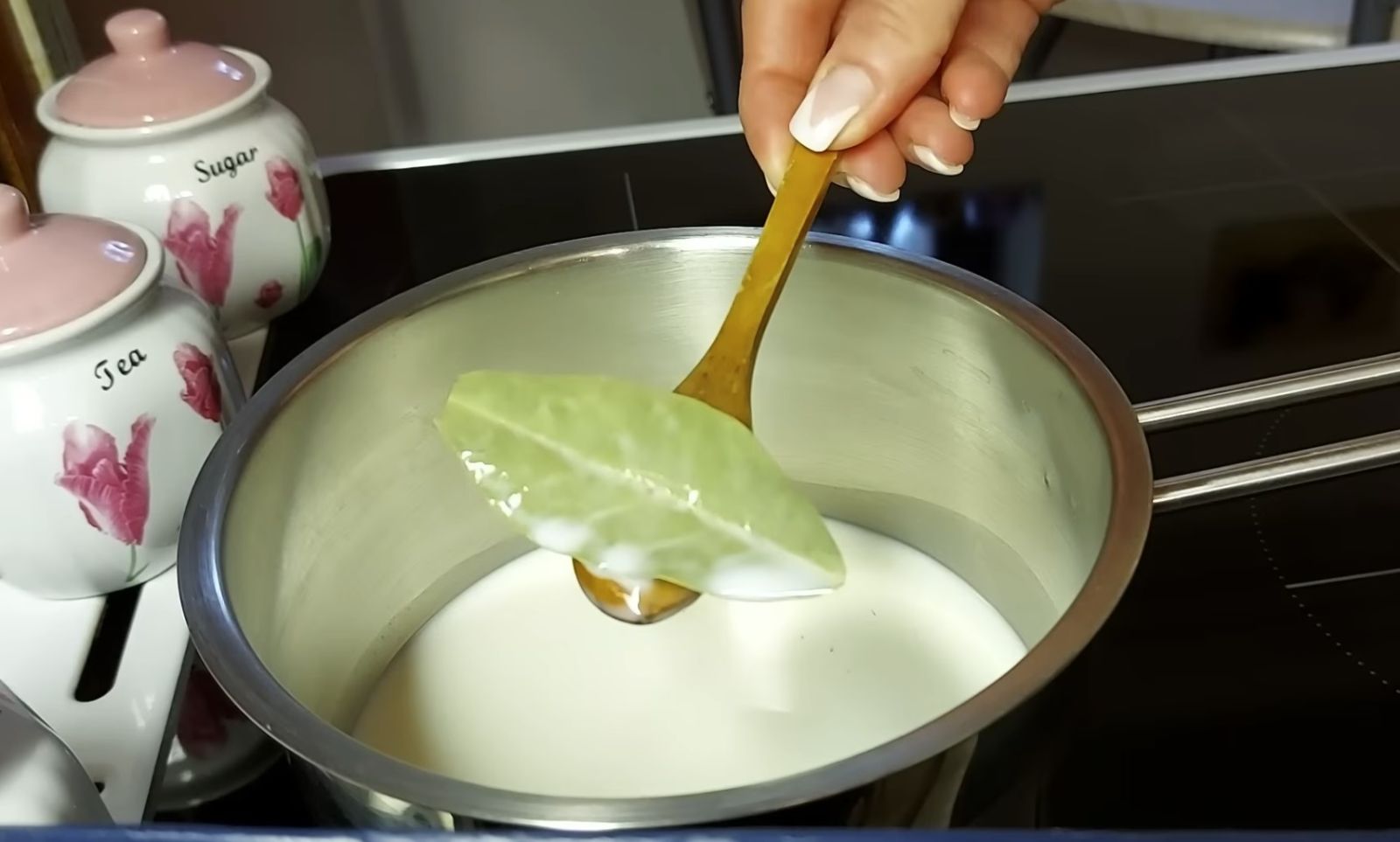 дафинов лист в млякото