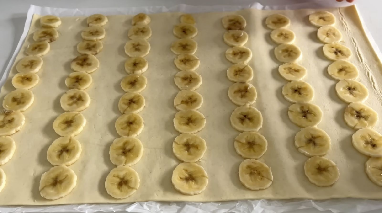 банани върху бутер тесто