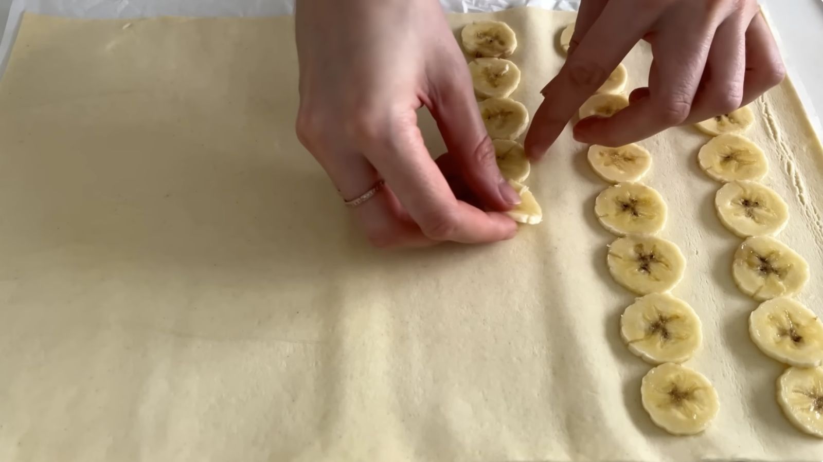 банани върху бутер тесто