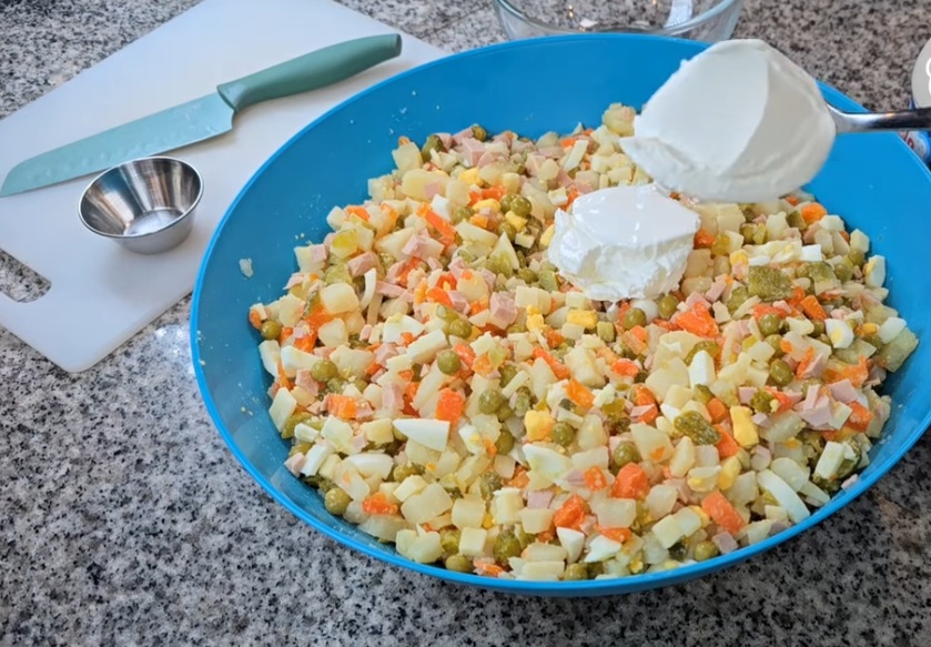 сметана в салатата