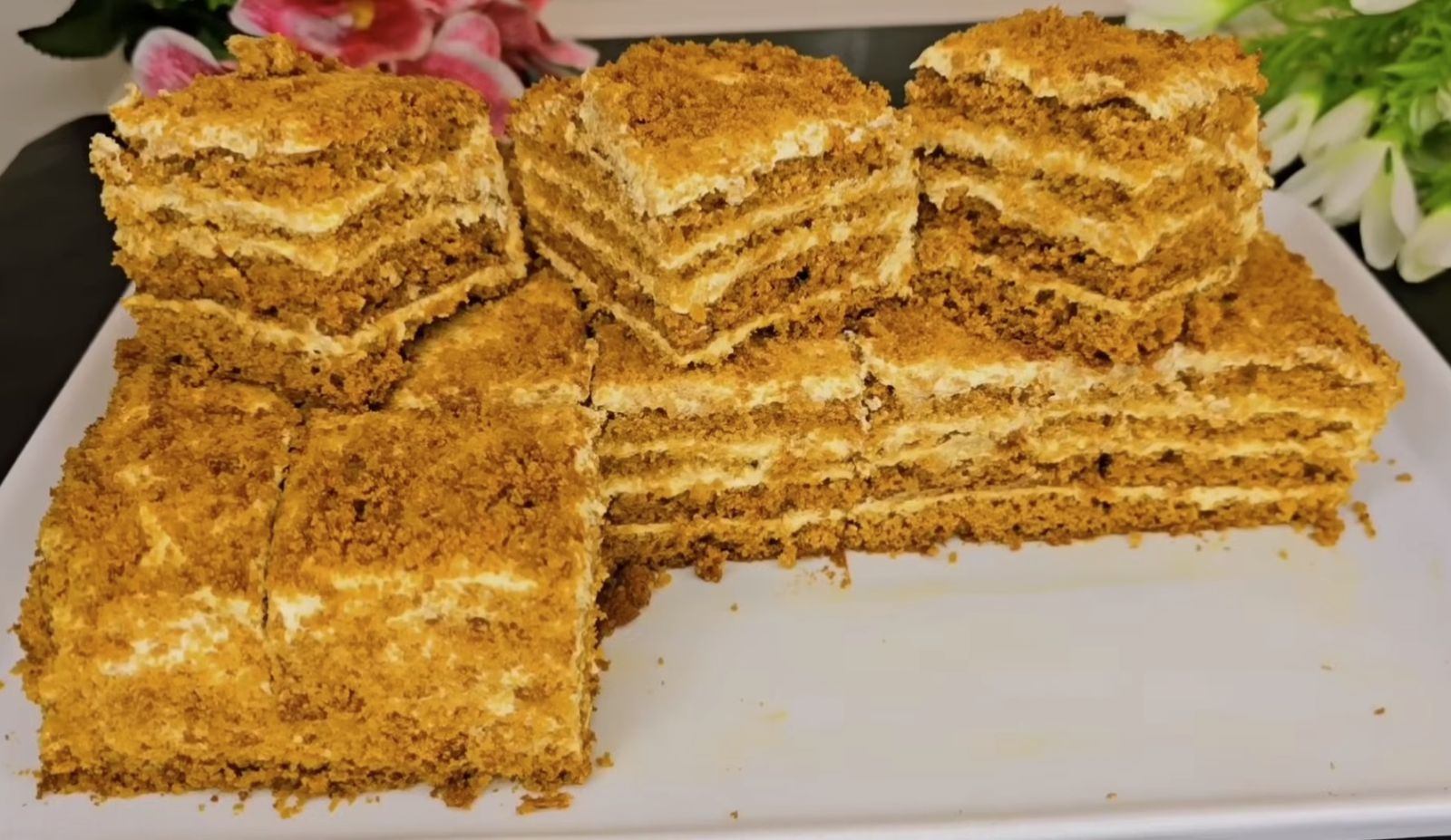 Медовик нарязан