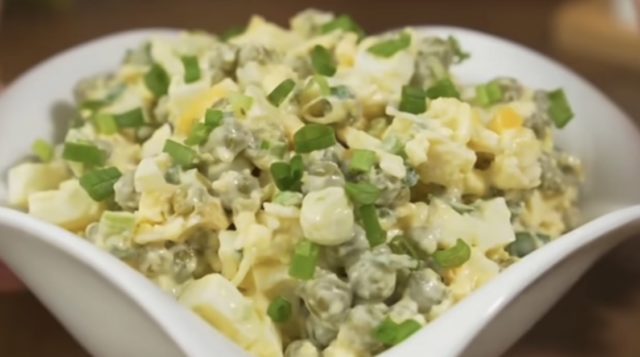 салата грах и яйца