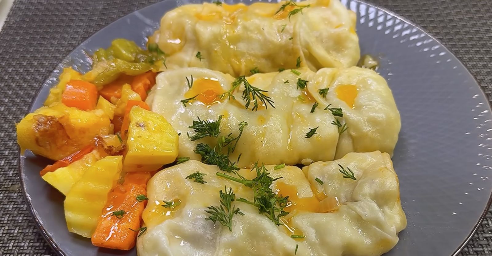 порция сарми в тесто