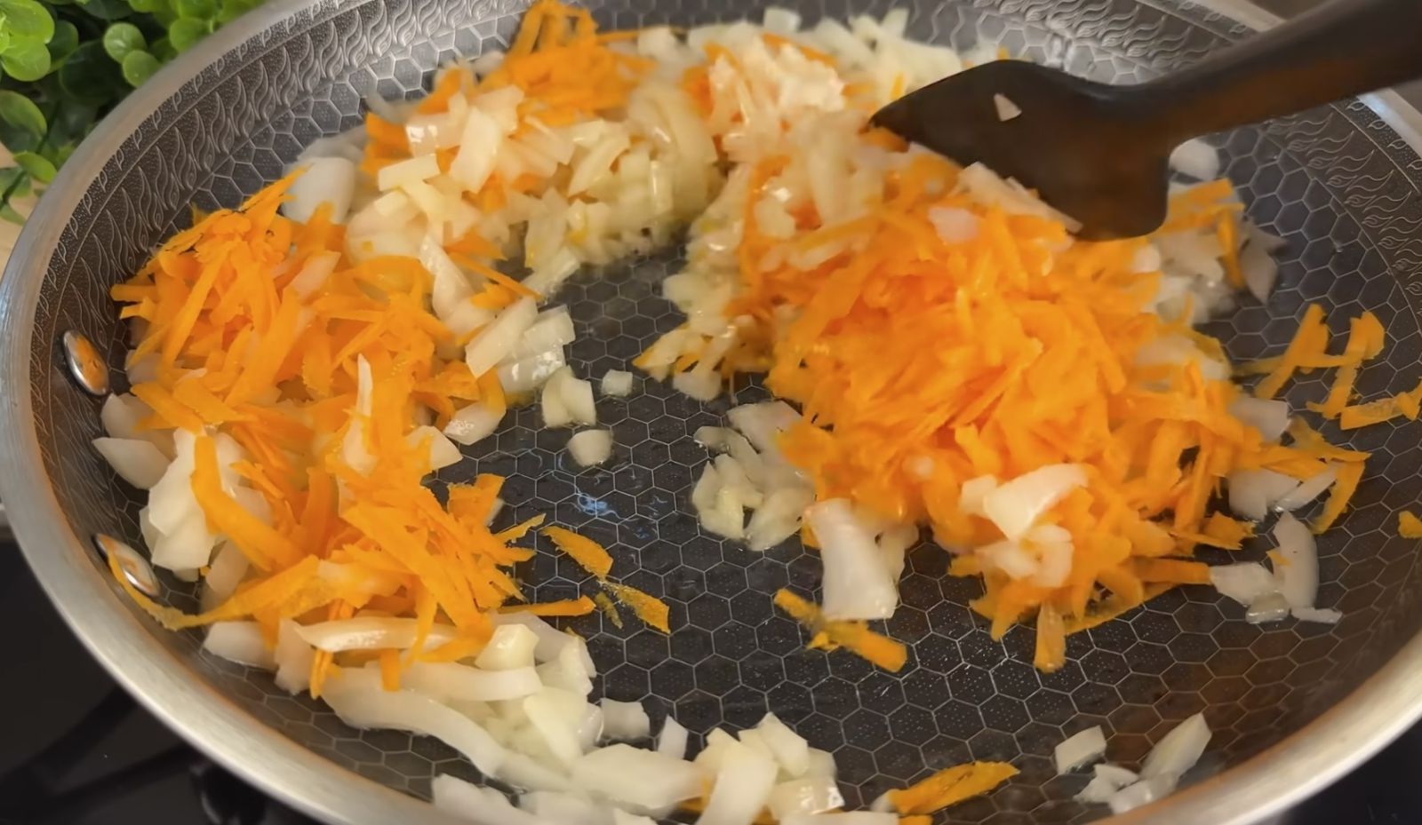 пържен лук с моркови