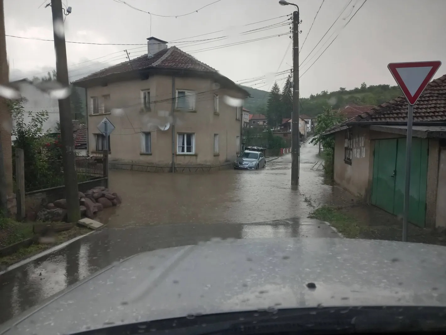 силна буря