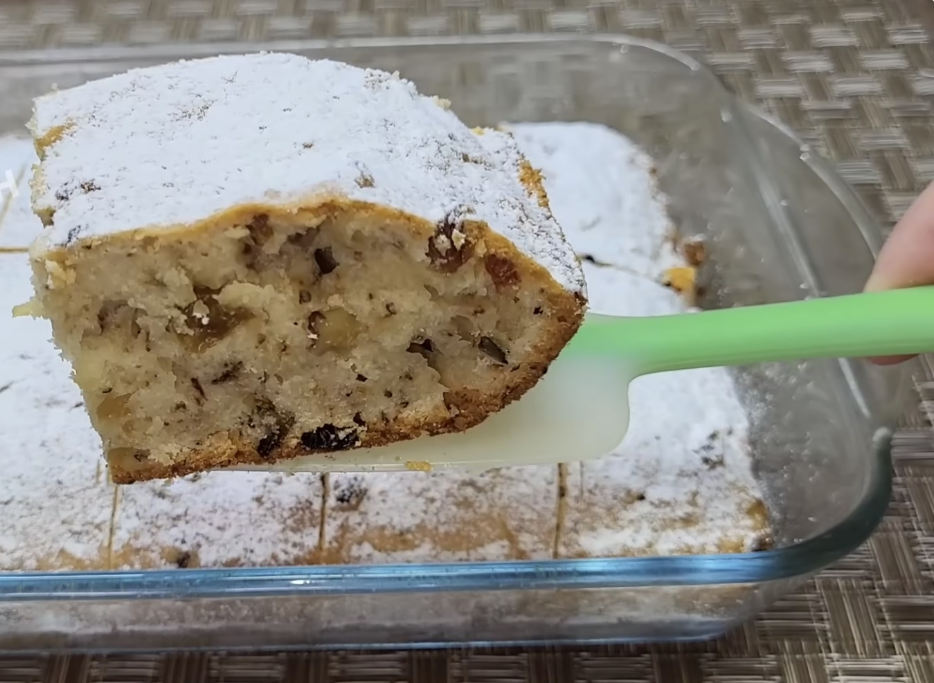 парче орехов сладкиш