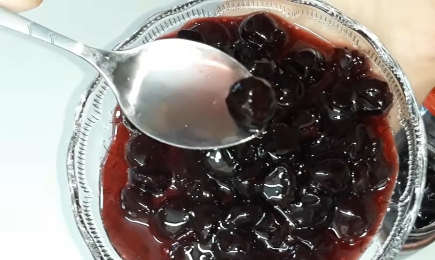 сладко от вишни в чиния