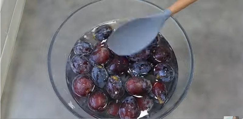 сливи в содена вода