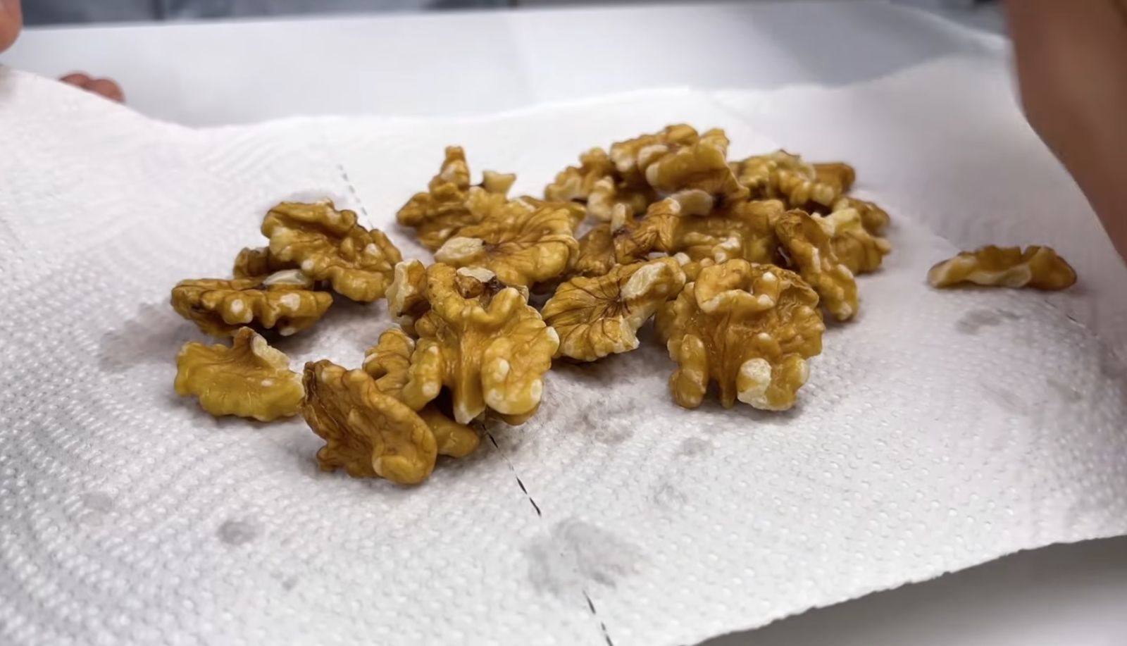 орехи в хартия