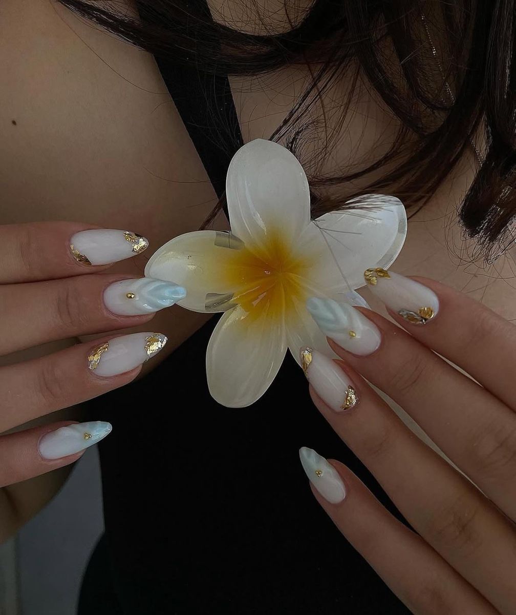 сметанов маникюр със златно