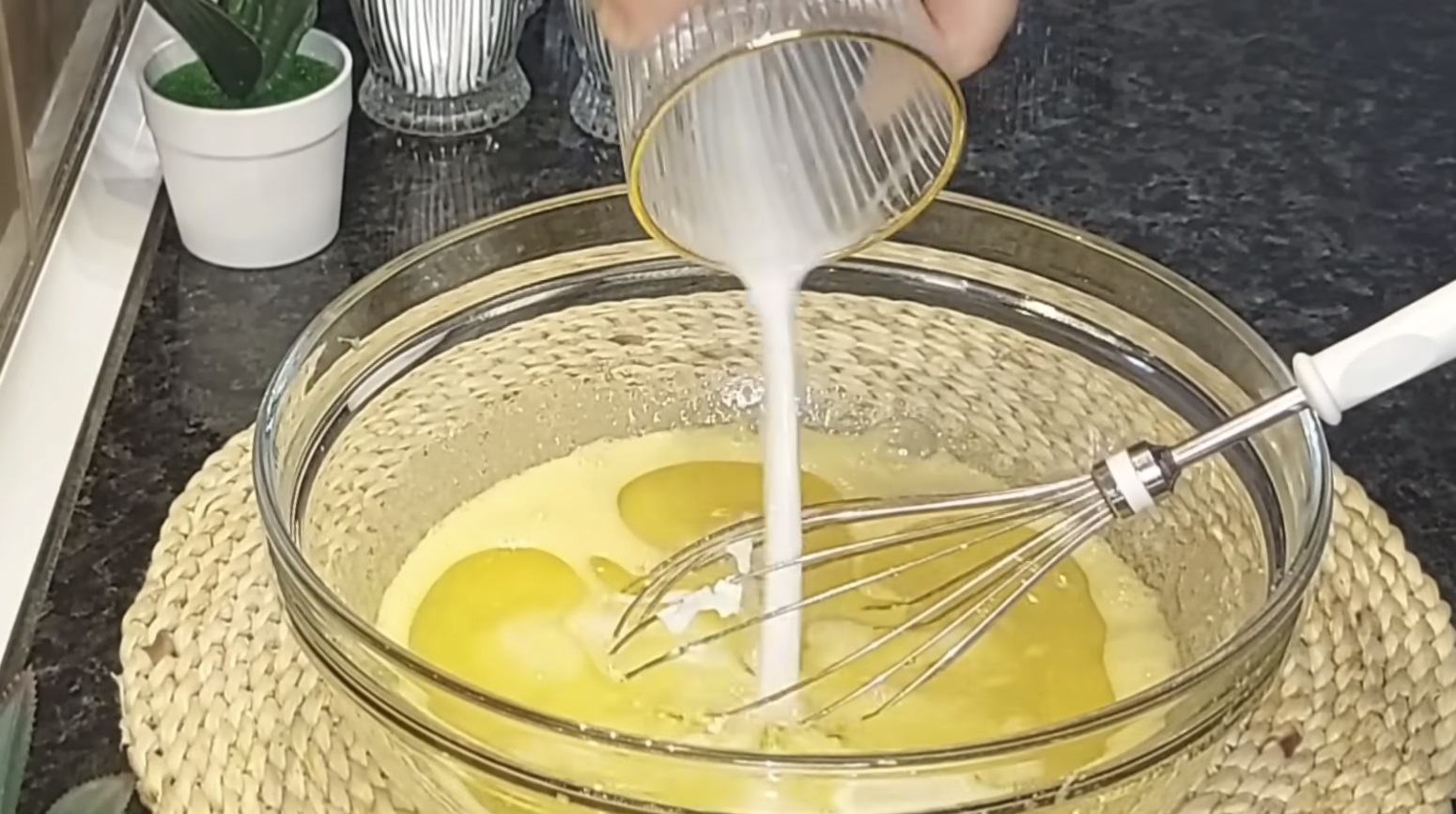 мляко в яйцата