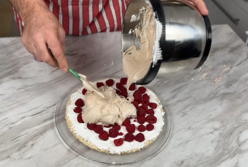 крем върху малините