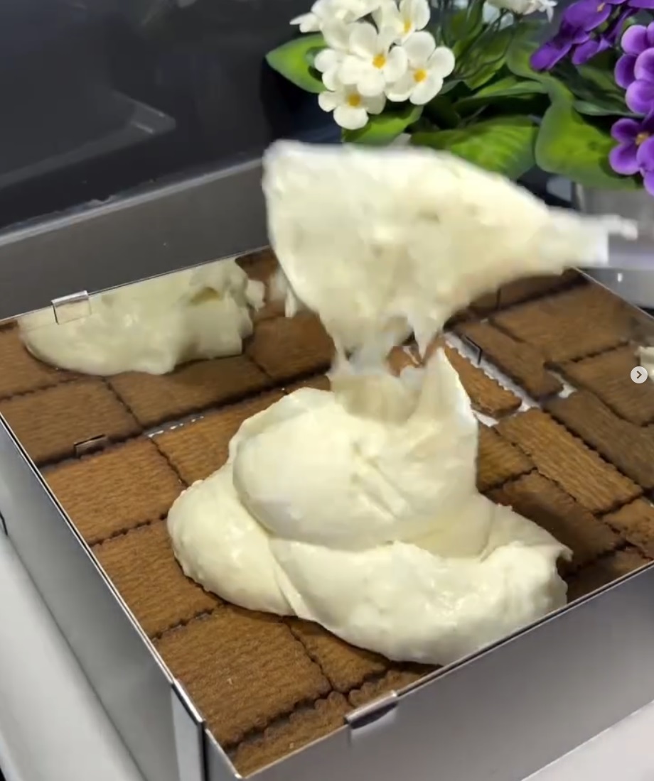 крем върху бисквитите