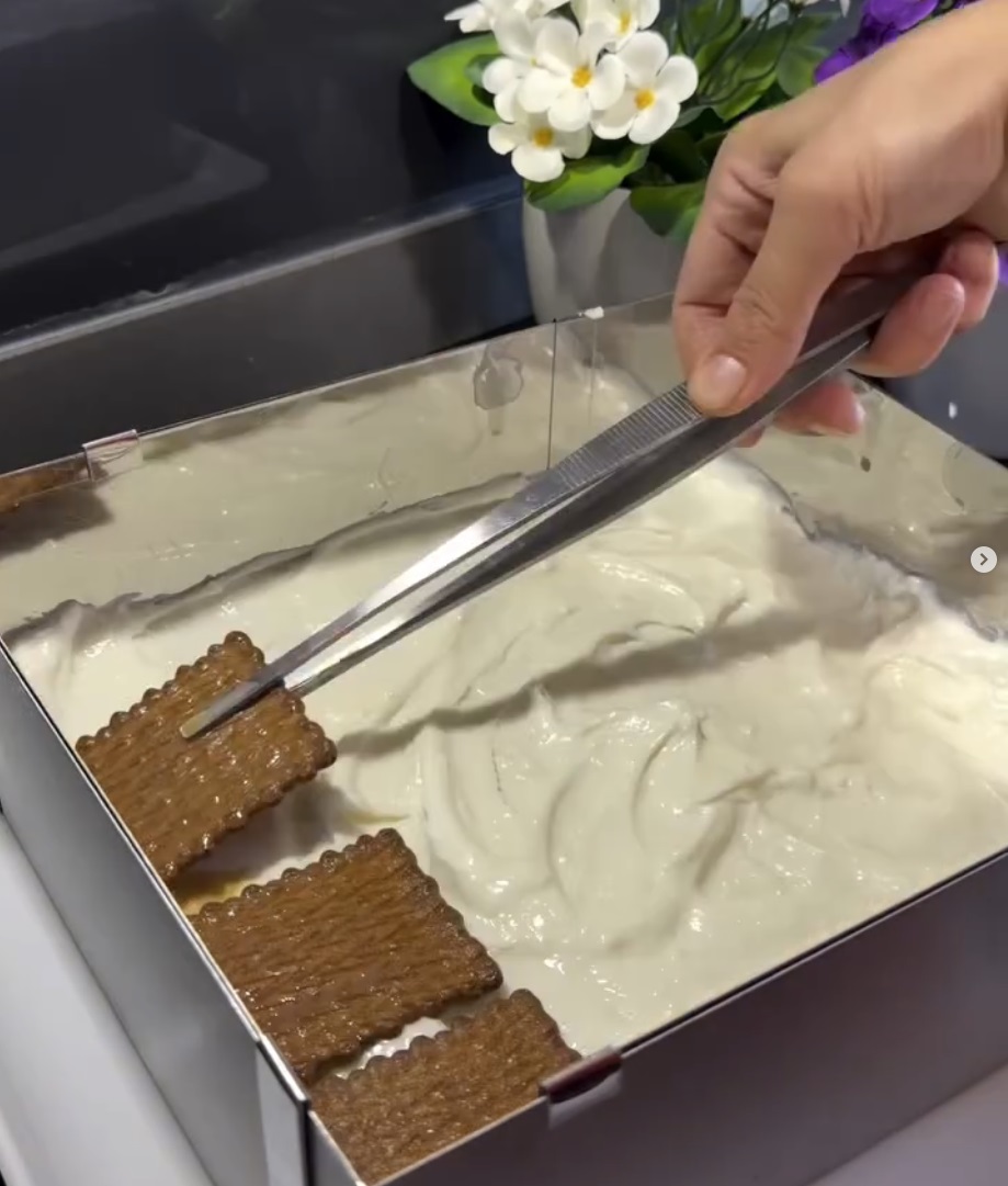 бисквити върху крема