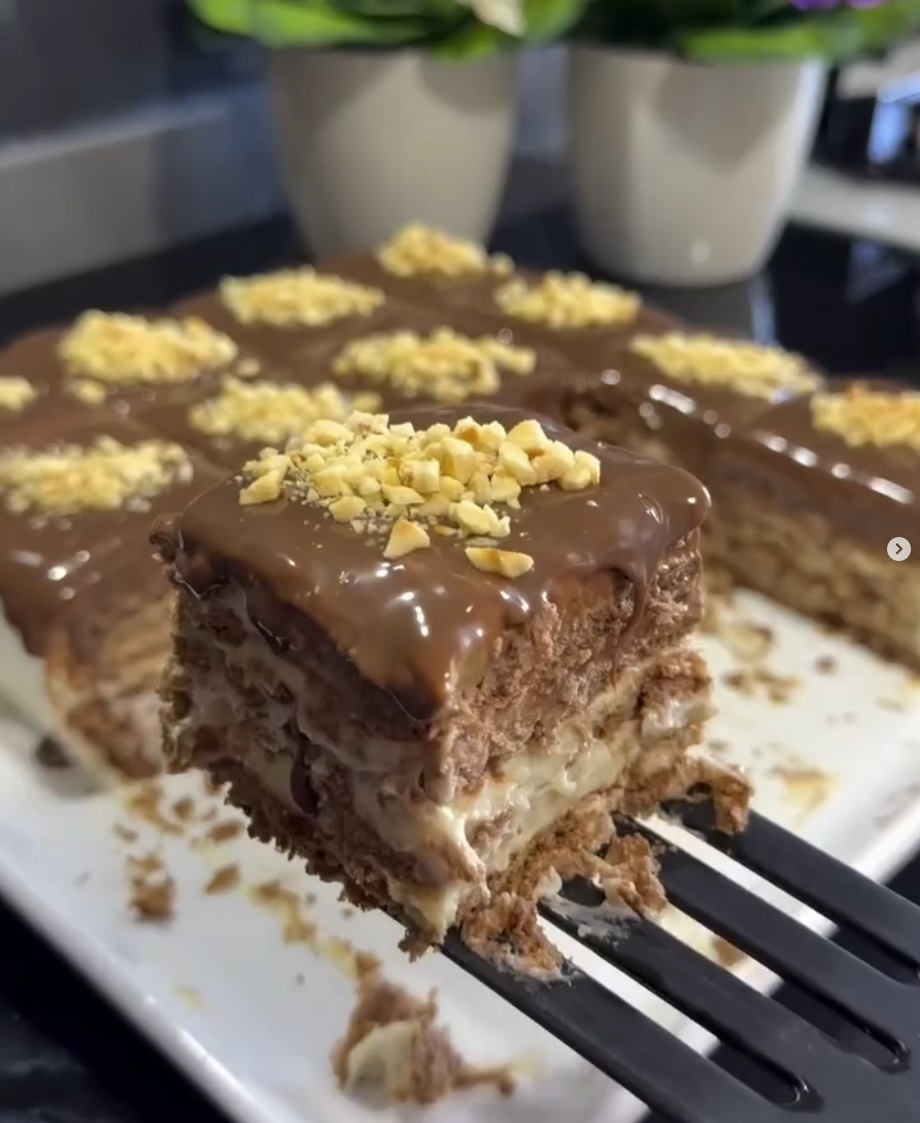 парче бисквитена торта