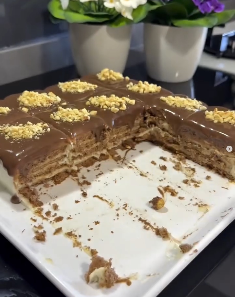 сочна бисквитена торта