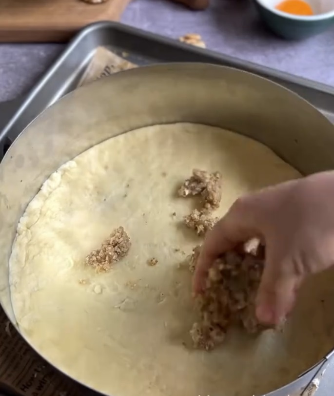 орехи върху тестото