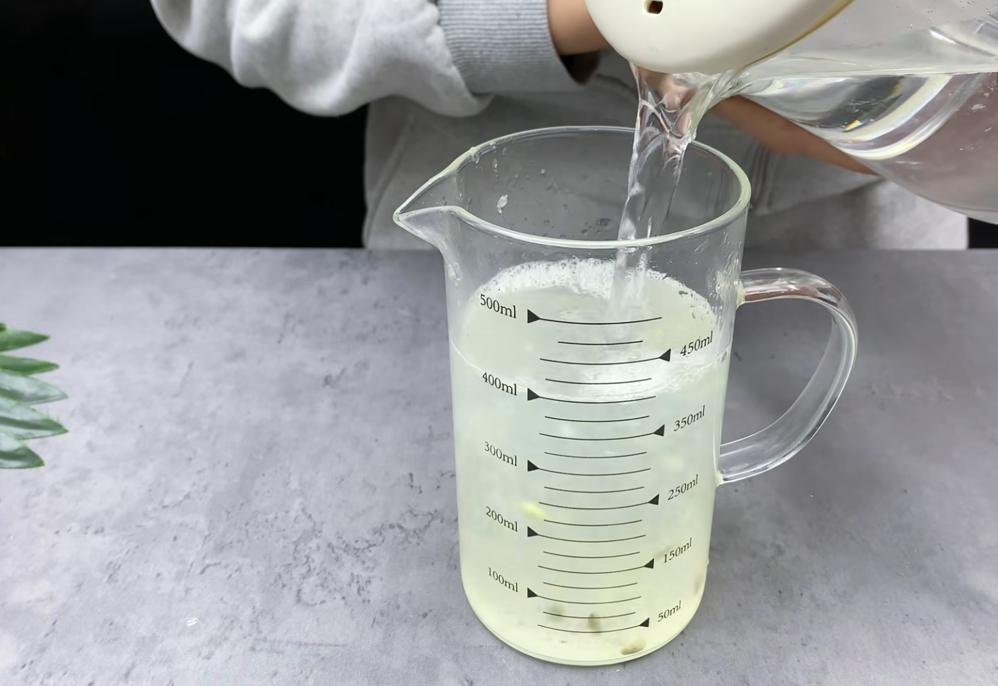 вода в лимона