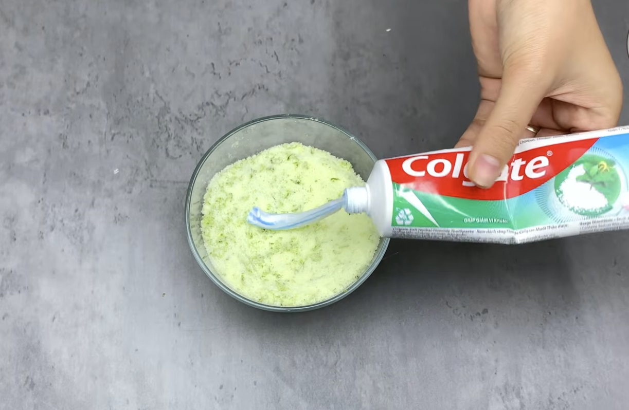 паста за зъби в сместа