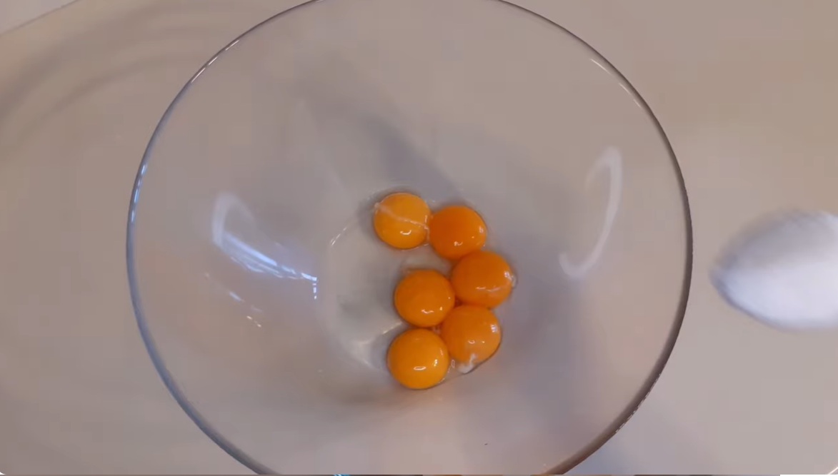 жълтъци в купа