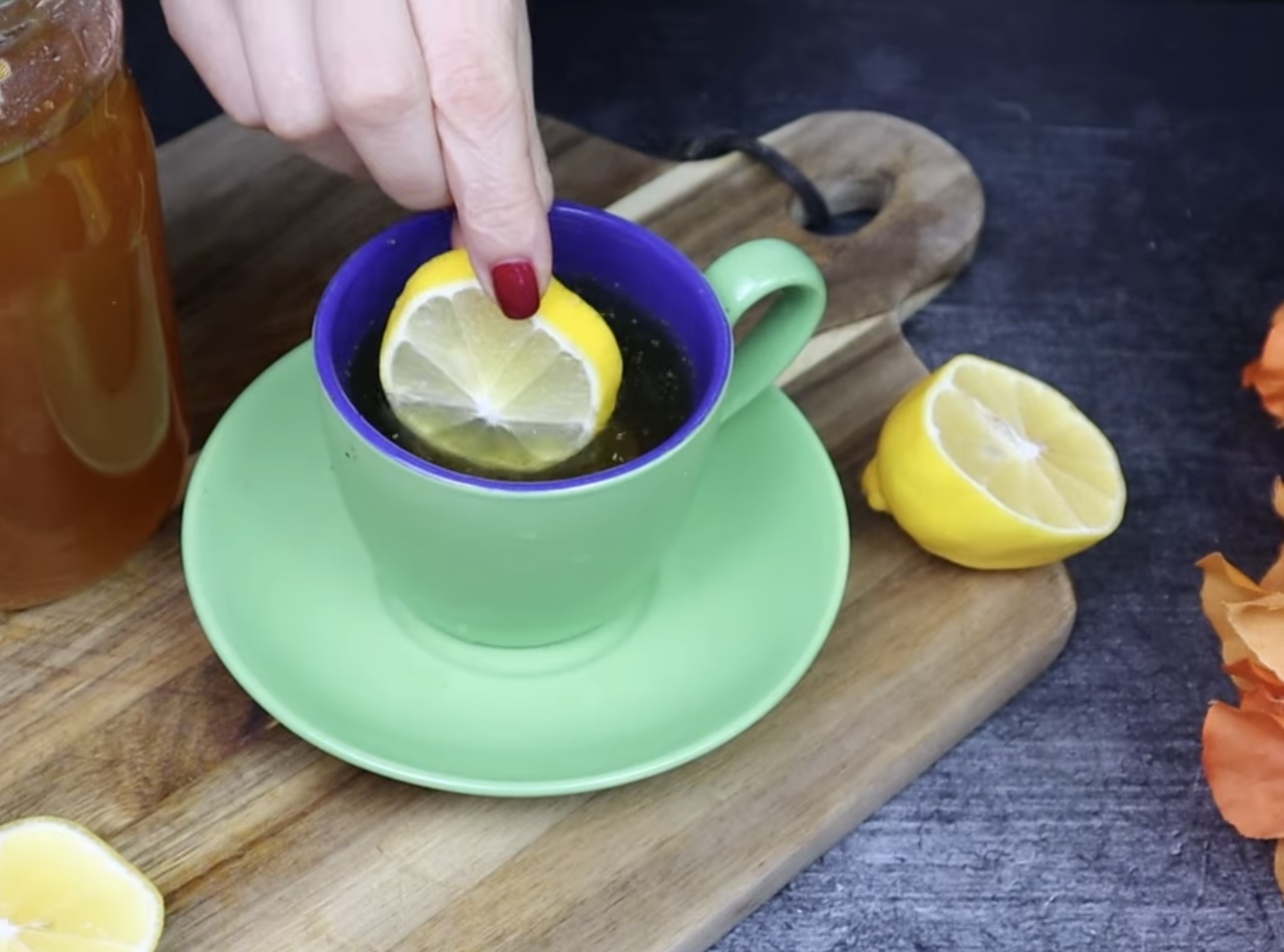 лимон в чая