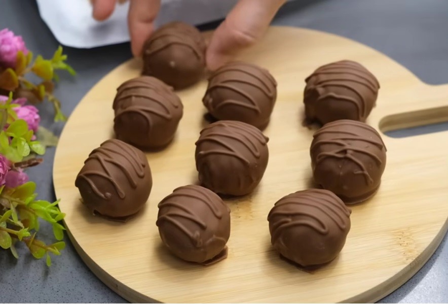 шоколадови топчета от бисквити