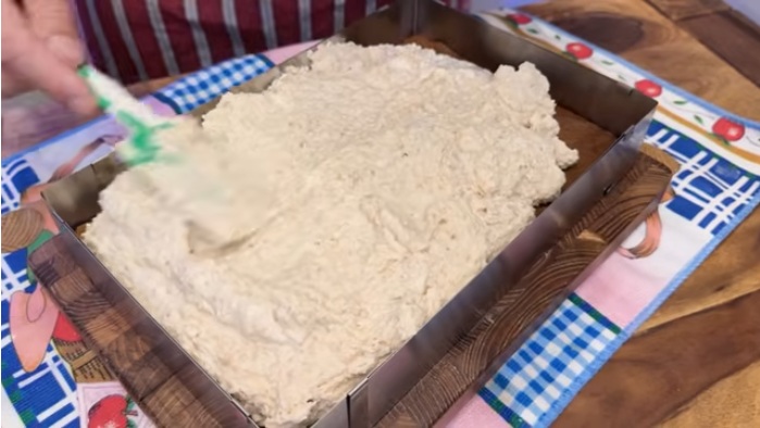 крем върху тортата