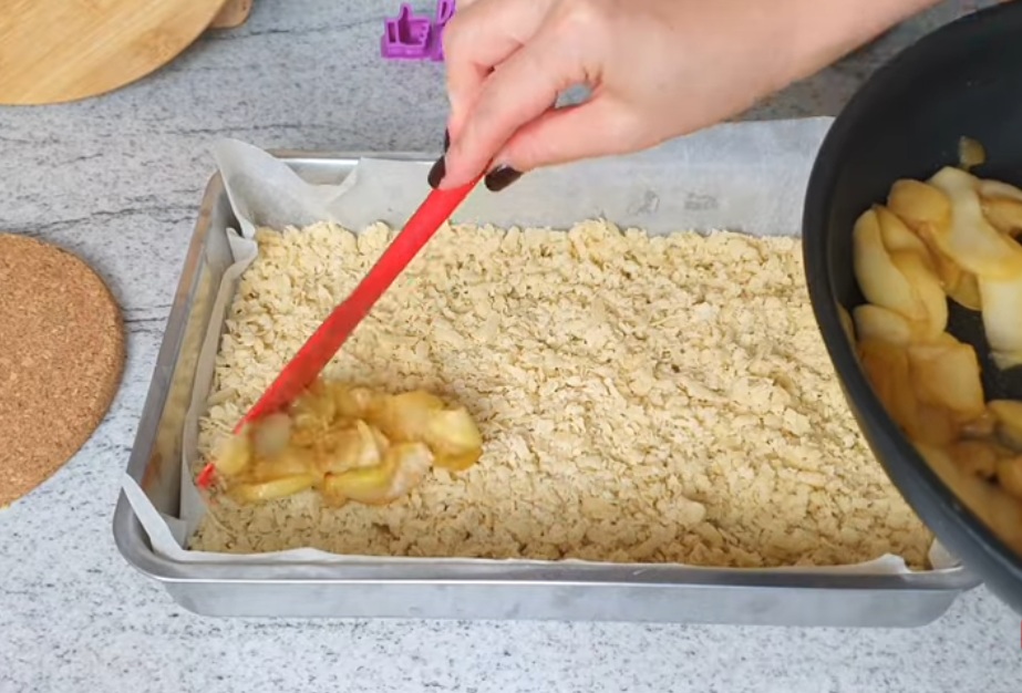 ябълки върху тестото