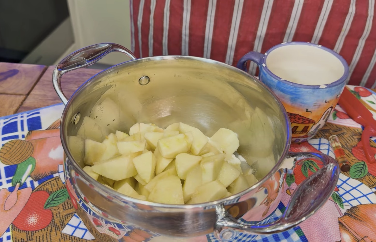 ябълки в тенджера