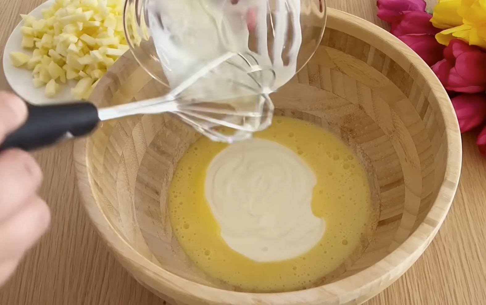 кисело мляко в яйцето