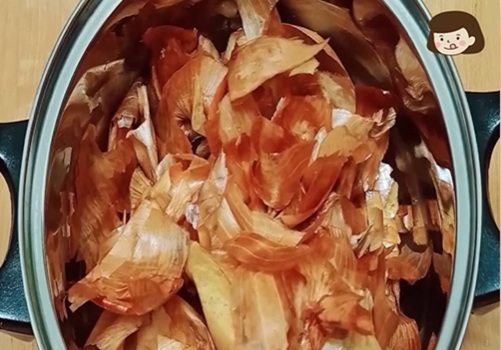 люспи от лук в тенджера