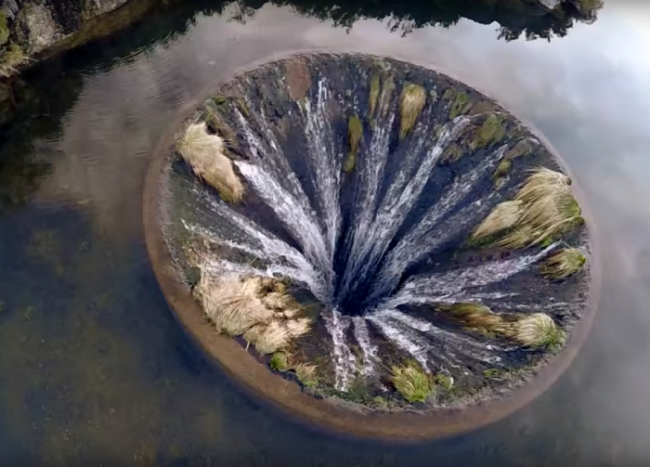 необикновен феномен разцепи водите на езеро в Португалия