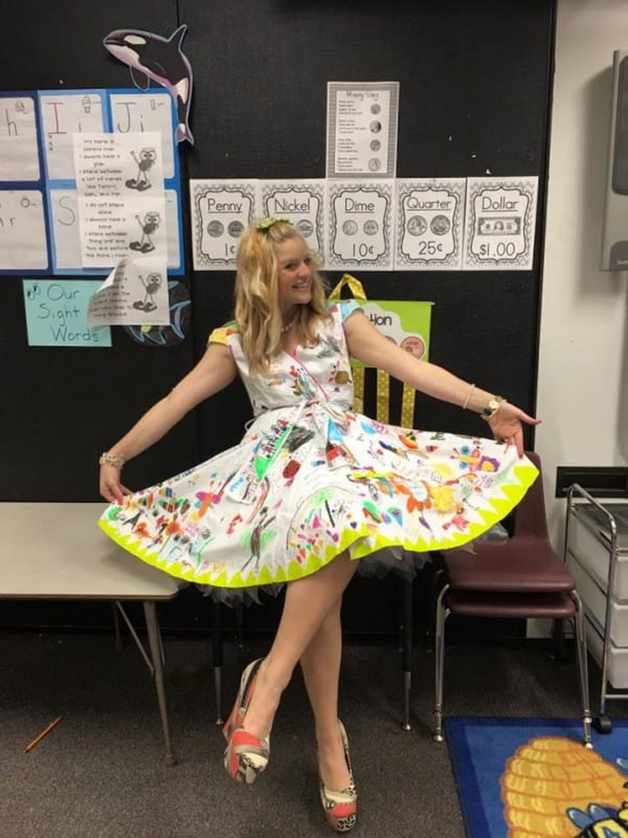 учителка облече рокля, нарисувана от учениците й