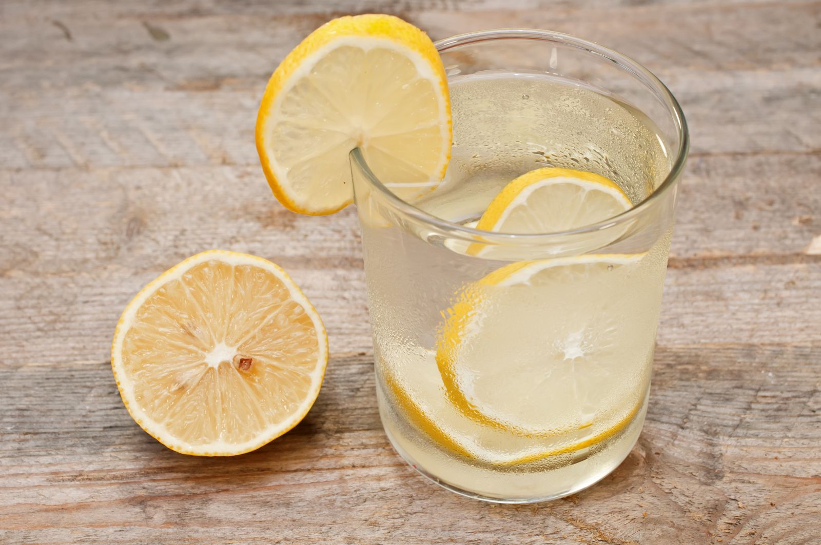 лимонена вода студена