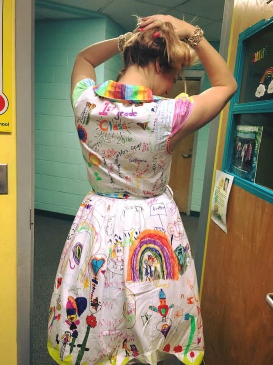 учителка облече рокля, нарисувана от учениците й